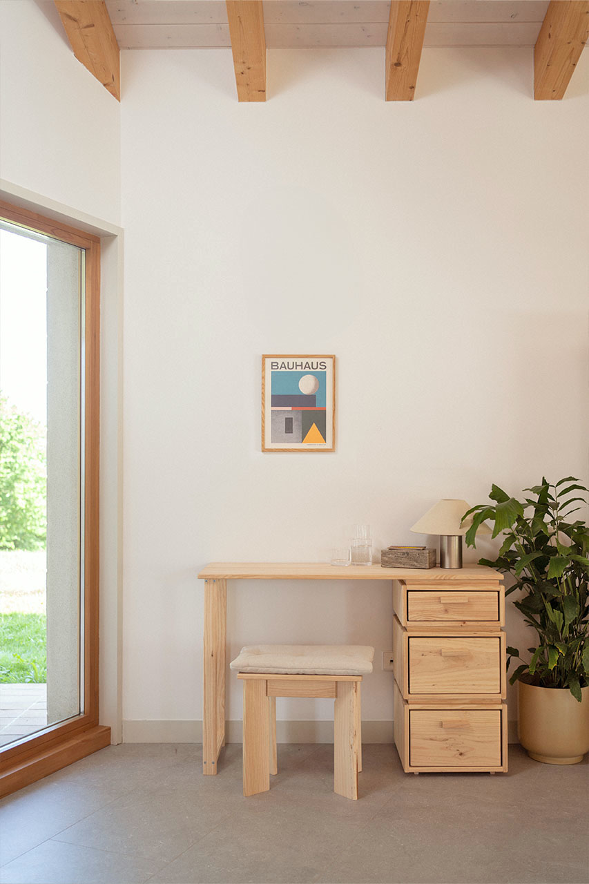 Imagen de ambiente 1 para:Escritorio de madera con cajones